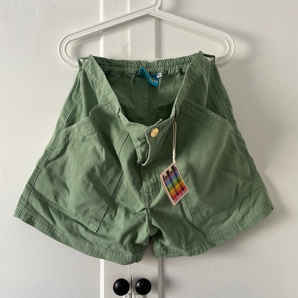NWT Green Big Bud Press Shorts
